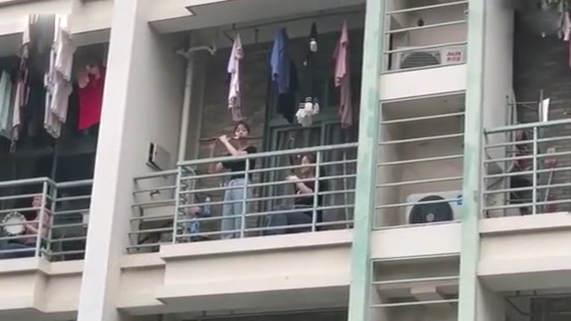现实版闪光女孩！杭州一高校学生在寝室阳台办音乐会
