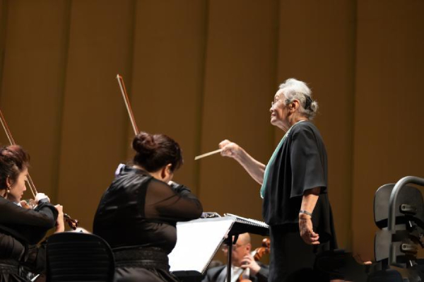 91岁郑小瑛执棒 公益交响音乐会致敬“最美逆行者”