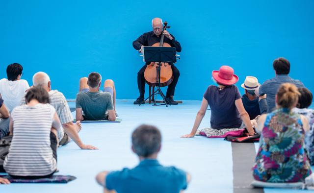 真会玩！德国举行露天泳池音乐会